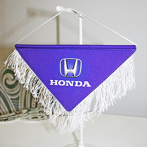 Вымпела изготавливаются из двух слоев ткани.  Мягкие, обшитые бахромой или шнуром.